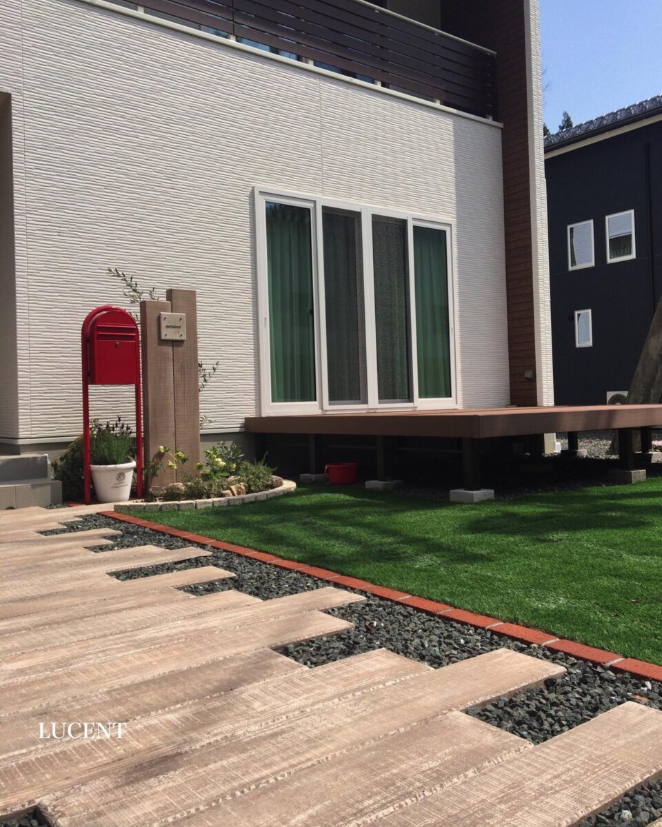 新築外構  アプローチはコンクリート枕木
お庭には人工樹脂のウッドデッキと人工芝が敷いてあります。メンテナンスがとっても楽なお庭です。
舞鶴、福知山、綾部の外構工事はルーセントにお任せください