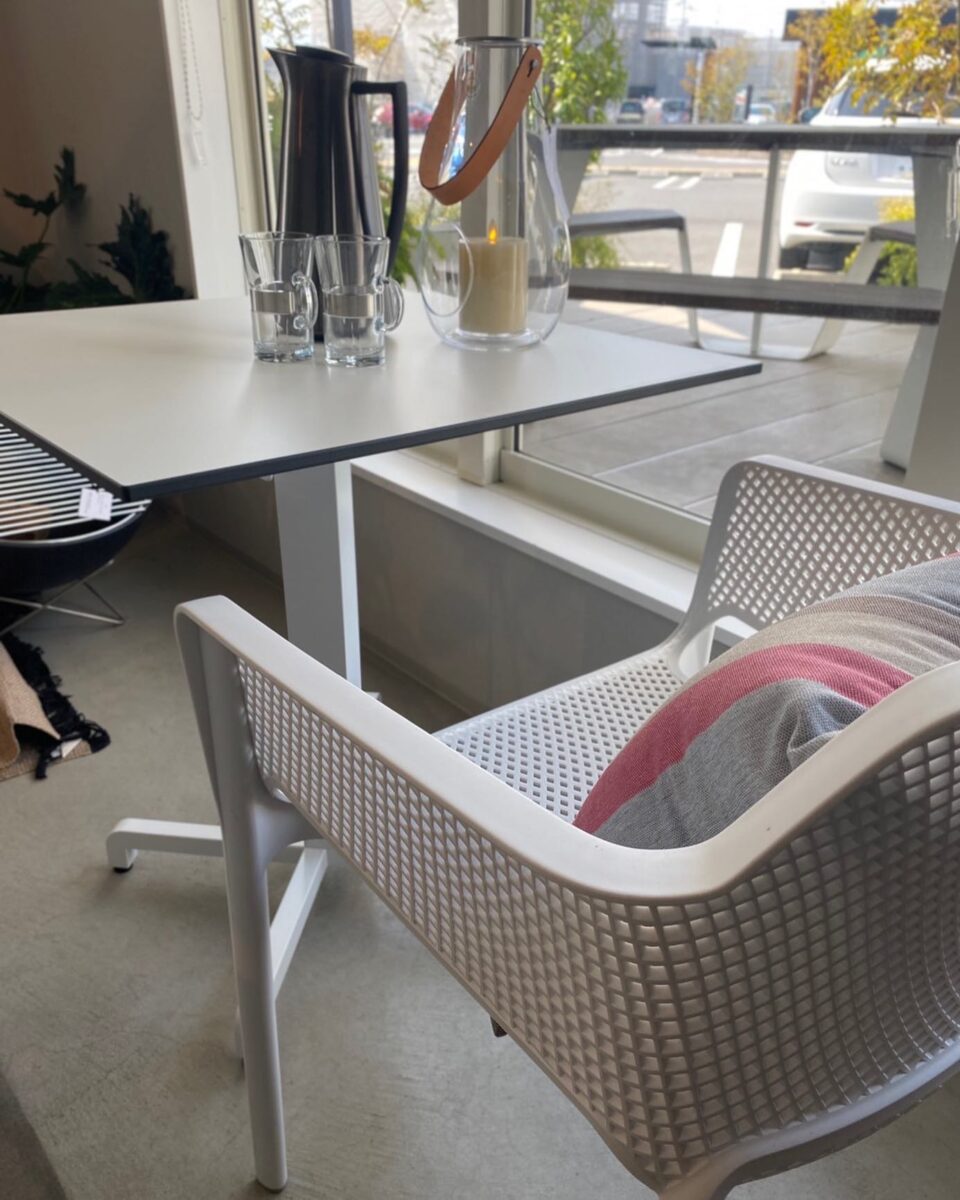 ⁡ 【アウトレットセール商品のご案内】 ⁡ ピアニ テーブル ⁡ Make life easier for peopleをコンセプトに、イタリアでデザイナーズ屋外家具を展開するNARDIのテーブル。 ほどよい艶のある天板が、シックで落ちついた雰囲気をつくりだします。 スペースをとらない1本脚は、アームチェアーと合わせても圧迫感のないつくり。それでいてしっかりと広くとられた脚先は安定感も両立させています。 天板は折りたたむことができ、移動や収納時に役立ちます。 ⁡ ⁡ サイズW690×D690×H740mm 重量14.5kg ⁡ ⁡ ------------------------- ⁡ 期間:3/26-27 場所:センスオブリゾート株式会社 〒501-6256 岐阜県羽島市福寿町千代田3丁目29番地 TEL:058-372-5827 ⁡ ------------------------- ⁡ ⁡ ⁡